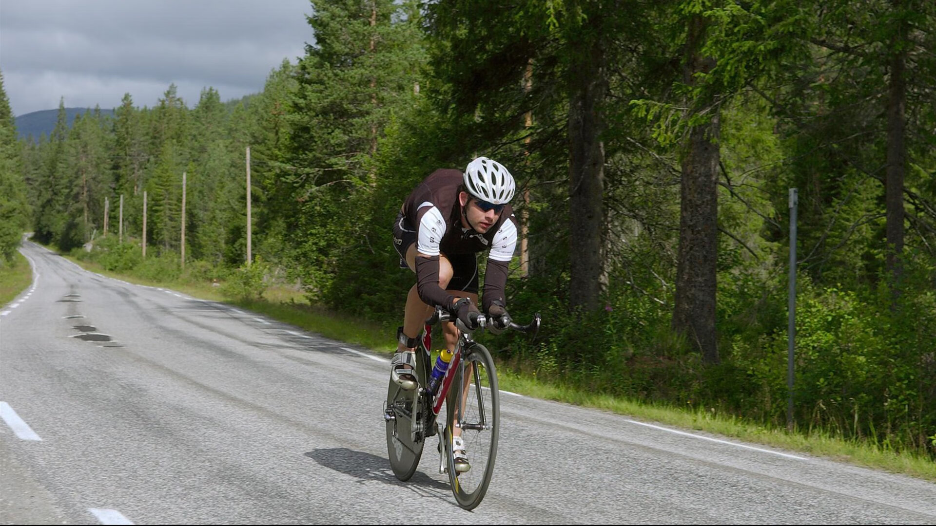 比赛上半场结束时对手领先一步，球队力求反击，球赛上半场和下半场是什么意思