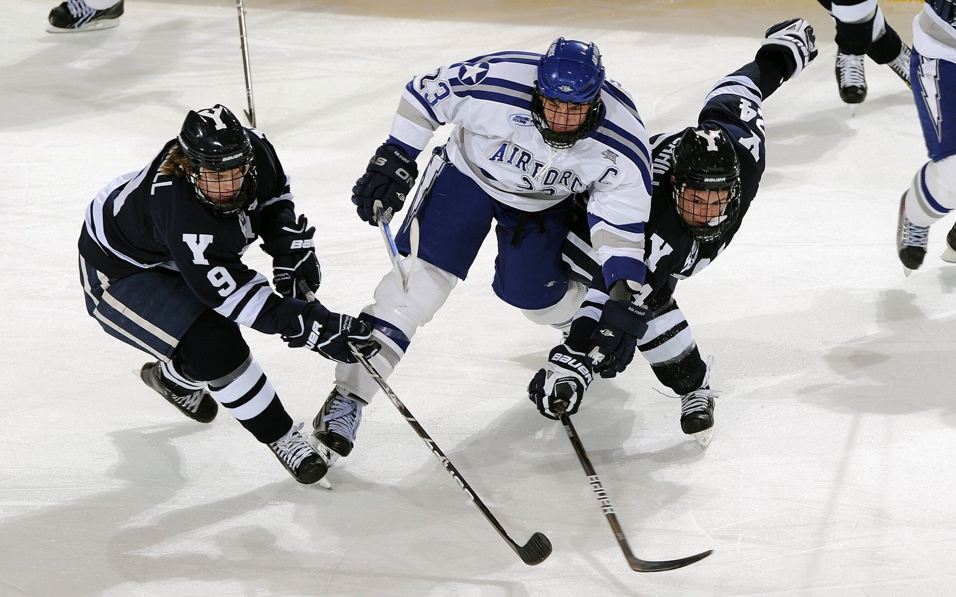 开云下载-法兰克福球员展现出强大实力，轻松击败对手，足球法兰克福